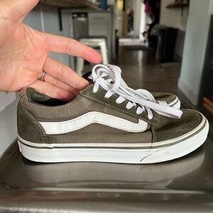 Vans Classic Lowtop Olive and White Sneakers Women’s 6